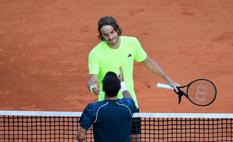 英国网球队鏖战德国网球队，西西帕斯高光表现的简单介绍