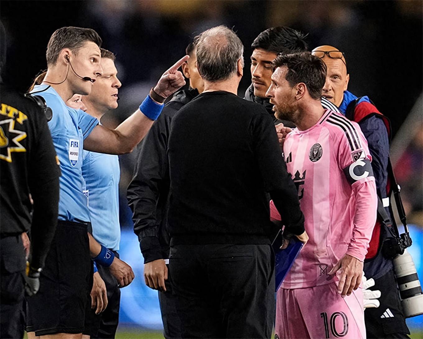 巴萨主场狂胜，梅西再献神助攻