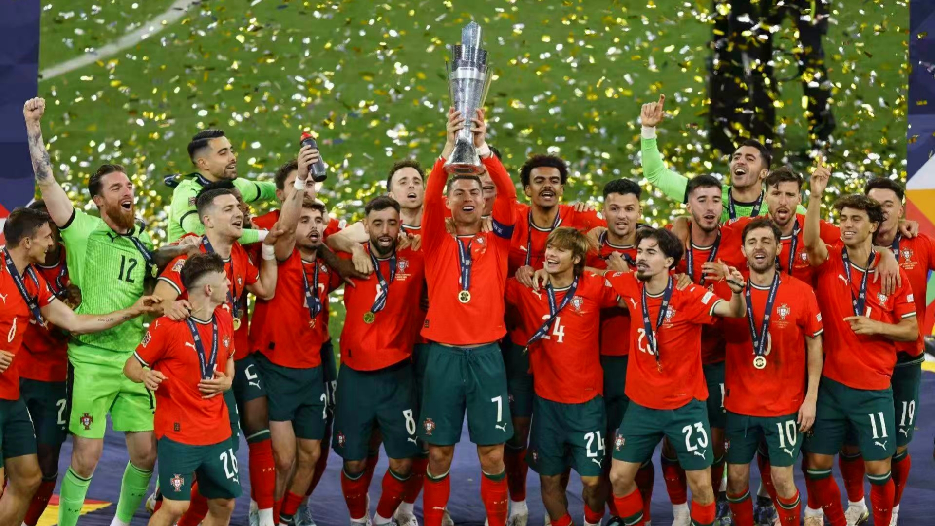 欧国联赛事再掀高潮，球员们拼尽全力！