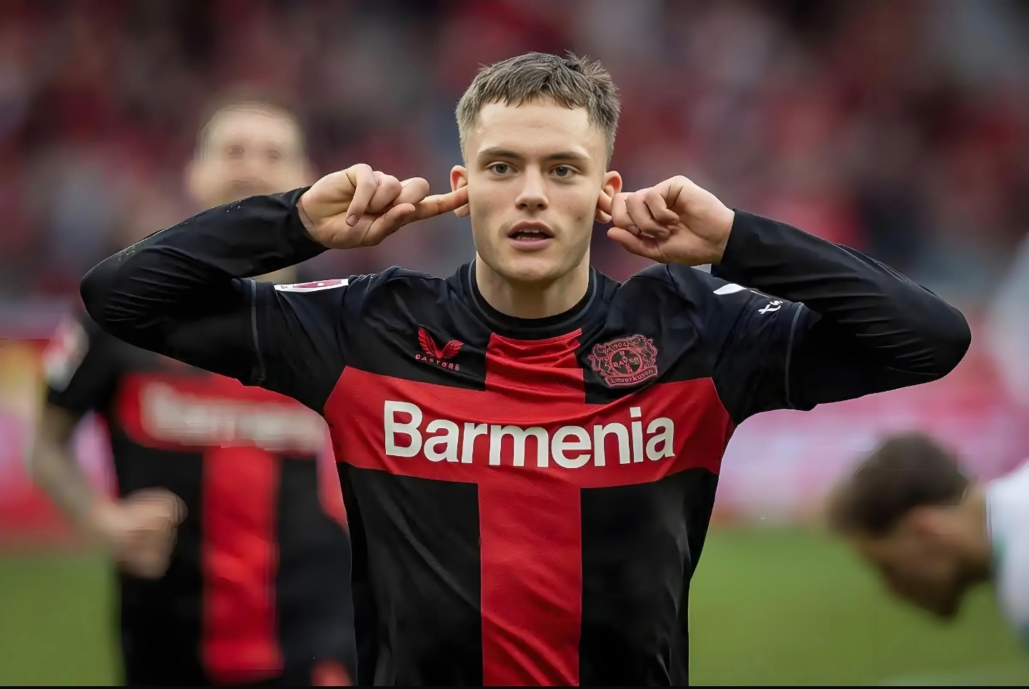 包含勒沃库森客场险胜，追赶领先球队的词条