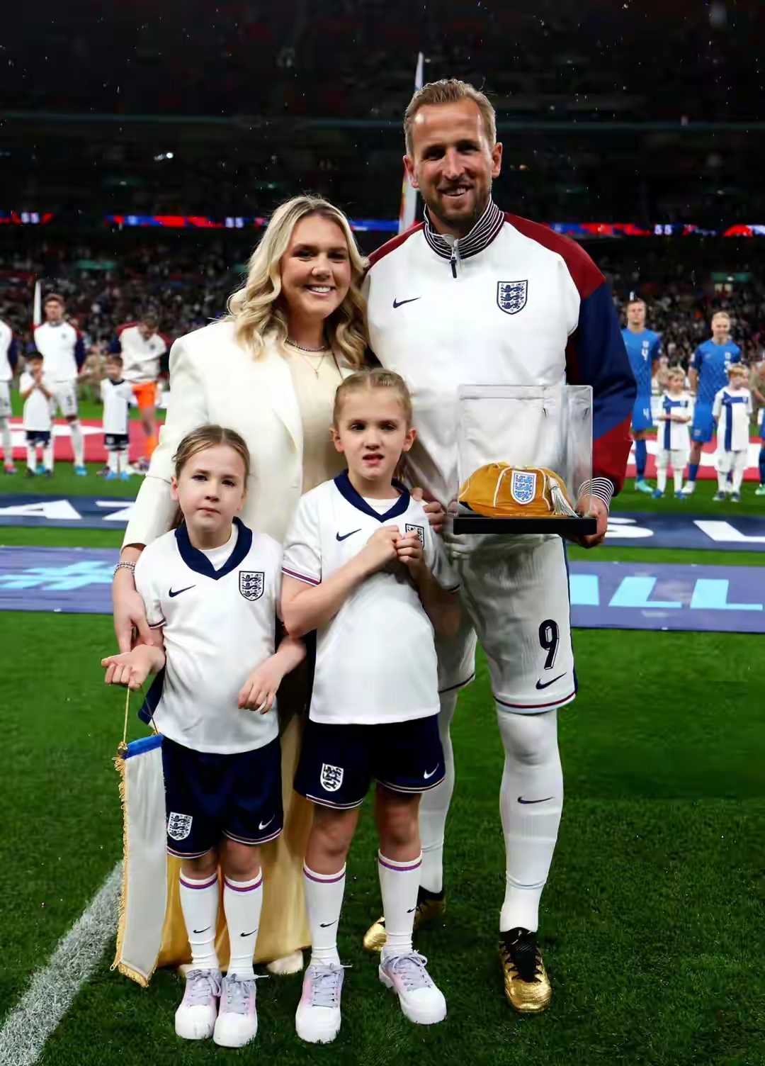 中国米兰体育-英格兰队员接受媒体专访揭秘内幕的简单介绍